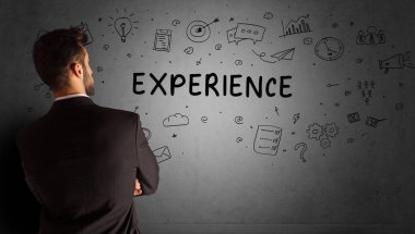 İş adamı yaratıcı bir fikir çiziyor.