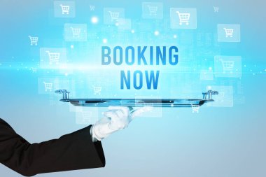 Garson online alışveriş konsepti sunuyor.