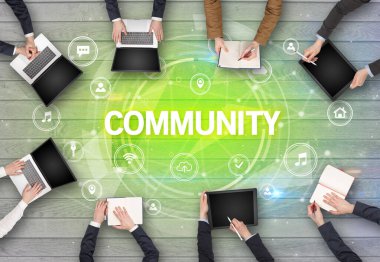 Bir grup insan toplantı yapıyor.