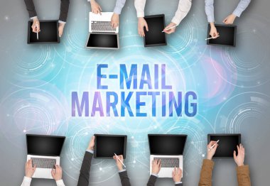 Bir dizüstü bilgisayarın önünde bir grup insan, güvenlik kavramı