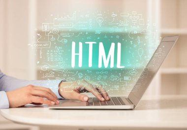 Eller yeni modern bilgisayarda çalışıyor.