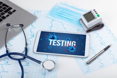 Beyaz yüzeyde tablet pc ve doktor araçları