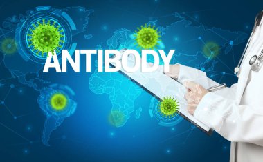 Doktor tıbbi kayıtları dolduruyor.