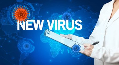 Doktor tıbbi kayıtları dolduruyor.