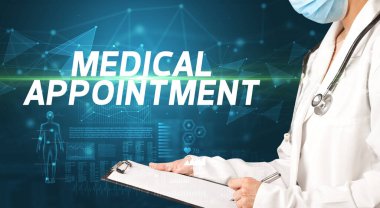 Doktor panoya notlar yazıyor, tıbbi teşhis konsepti.