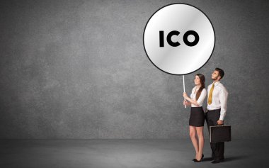 Genç iş adamı trafik işaretini aldı