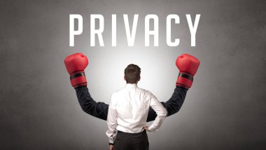 Üzerinde yazı olan bir iş adamının arka görünüşü