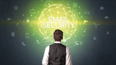 Bir iş adamının arka görünüşü, online güvenlik kavramı