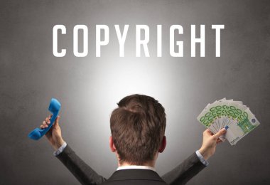 Üzerinde yazı olan bir iş adamının arka görünüşü