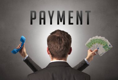 Üzerinde yazı olan bir iş adamının arka görünüşü