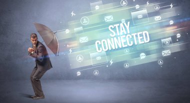 Şemsiye konseptiyle savunma yapan iş adamı