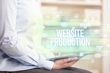 Modern teknoloji konseptini arayan bir tabletin yakın çekimi