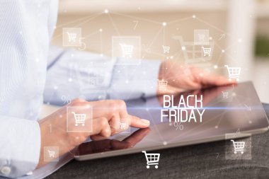 Genç adam tabletle alışveriş yapıyor.