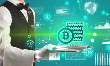 Smokinli yakışıklı garson para birimi simgelerini tepside tutuyor.