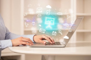 İşadamı yeni iş konseptiyle dizüstü bilgisayarda çalışıyor