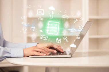 İşadamı yeni iş konseptiyle dizüstü bilgisayarda çalışıyor