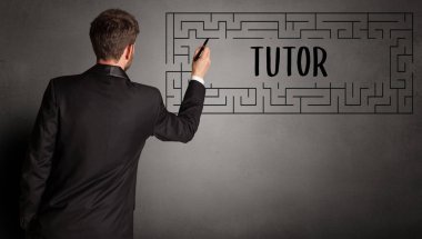 İş adamı labirent çiziyor