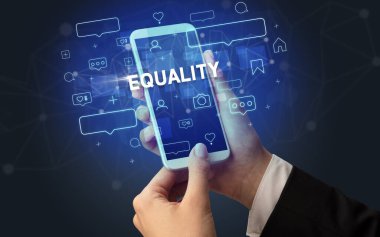 Sosyal medya kavramına sahip akıllı telefon kullanımı