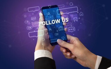 Sosyal medya kavramına sahip akıllı telefon kullanımı