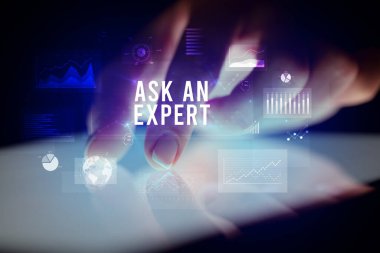 İş grafikleri ve simgeler konseptiyle tablete dokunmak