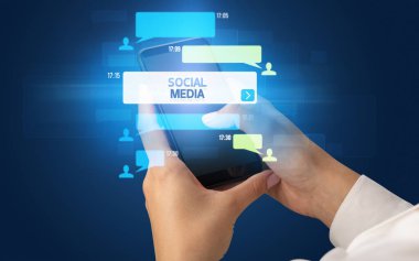 Sosyal medya kavramına sahip akıllı telefon kullanımı