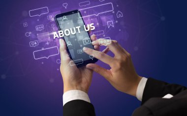 Sosyal medya kavramına sahip akıllı telefon kullanımı