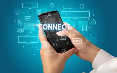 Sosyal medya kavramına sahip akıllı telefon kullanımı