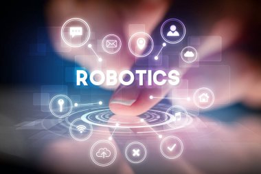 Web teknolojisi simgeleriyle tablete dokunmak