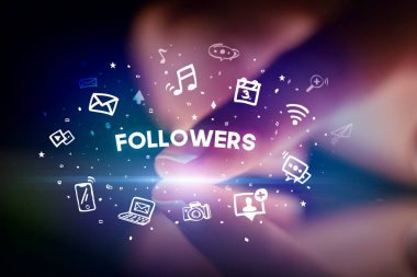 Sosyal medya simgeleri kavramlı parmak dokunuşu tableti