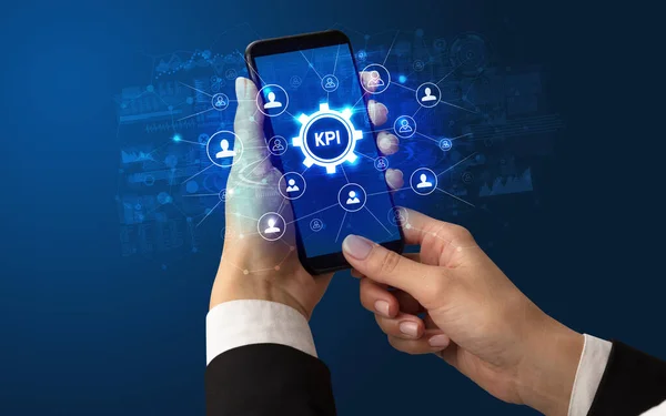 Hand mit Smartphone und Technologiekonzept — Stockfoto