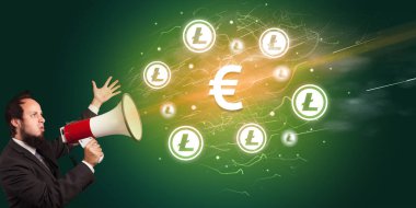 Megafon ve para birimi simgesine sahip genç kişi