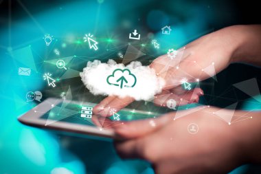 Teknoloji simgeleriyle dokunmatik ekrana yaklaş