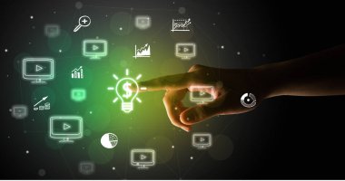 İş adamı parmağı ekranda elle çizilmiş para birimi simgeleriyle çokluortam arayüzüne dokunuyor