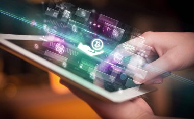 Tablet, para birimi kavramı kullanan bir elin yakın plan görüntüsü