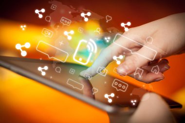 Tablet, sosyal medya kavramı kullanan bir elin yakın plan çekimi