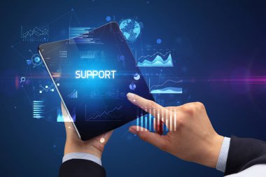 İş adamı katlanabilir bir akıllı telefon tutuyor, iş konsepti