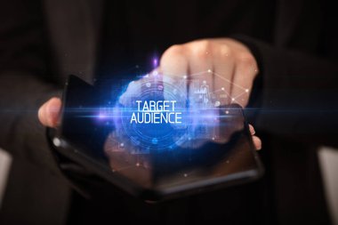 Katlanabilir akıllı telefon tutan genç adam.