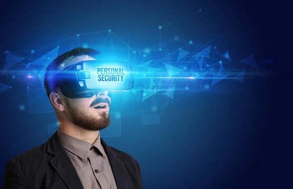 Podnikatel prohlíží brýle Virtual Reality, koncepce virtuální bezpečnosti — Stock fotografie