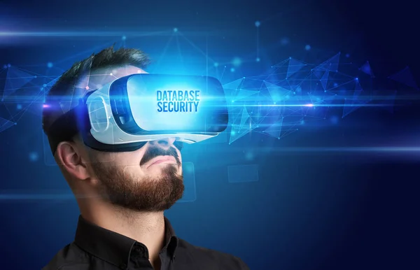 Бізнесмен дивиться через окуляри віртуальної реальності, концепція віртуальної безпеки — стокове фото