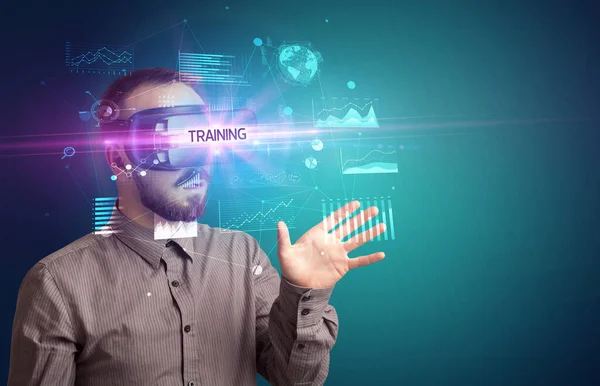Empresário olhando através de óculos de realidade virtual — Fotografia de Stock