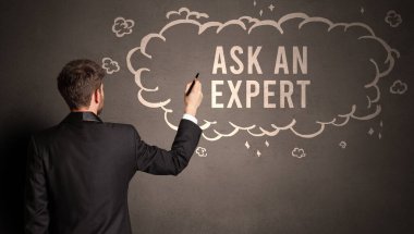 İşadamı yazılı bir bulut çiziyor.