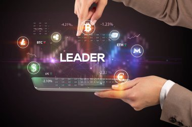 Yazılı dokunmatik ekranın yakın plan görüntüsü