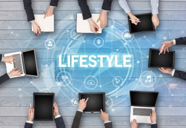 Bir grup insan toplantı yapıyor.