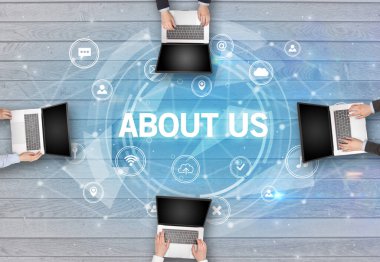 Bir grup insan toplantı yapıyor.