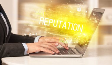 Dizüstü bilgisayarda çalışan iş adamlarının yakınlaşması