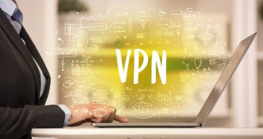 Eller yeni modern bilgisayarda çalışıyor.