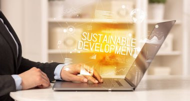 Bilgisayarda çalışan bir iş adamının yan görüntüsü