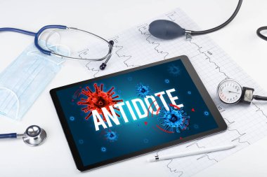 Beyaz yüzeyde tablet pc ve doktor araçları
