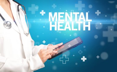 Doktor panoya notlar yazar.