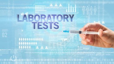 Doktorların elinde şırınga olan beyaz bir eldivenle yakın plan görüntüsü.